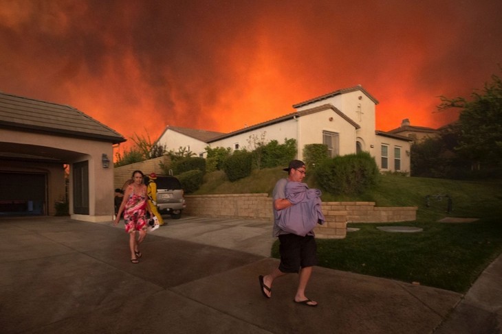Des dizaines de milliers de personnes fuient les flammes en Californie - ảnh 1